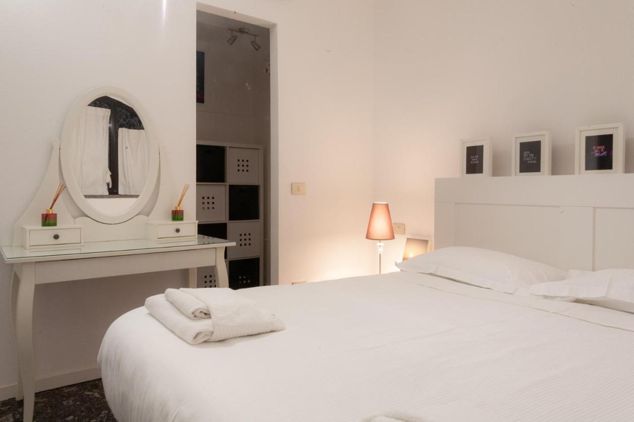 Bnbutler - Vigevano, 13 - A Due Passi Dalla Darsena Apartment Milan Bagian luar foto