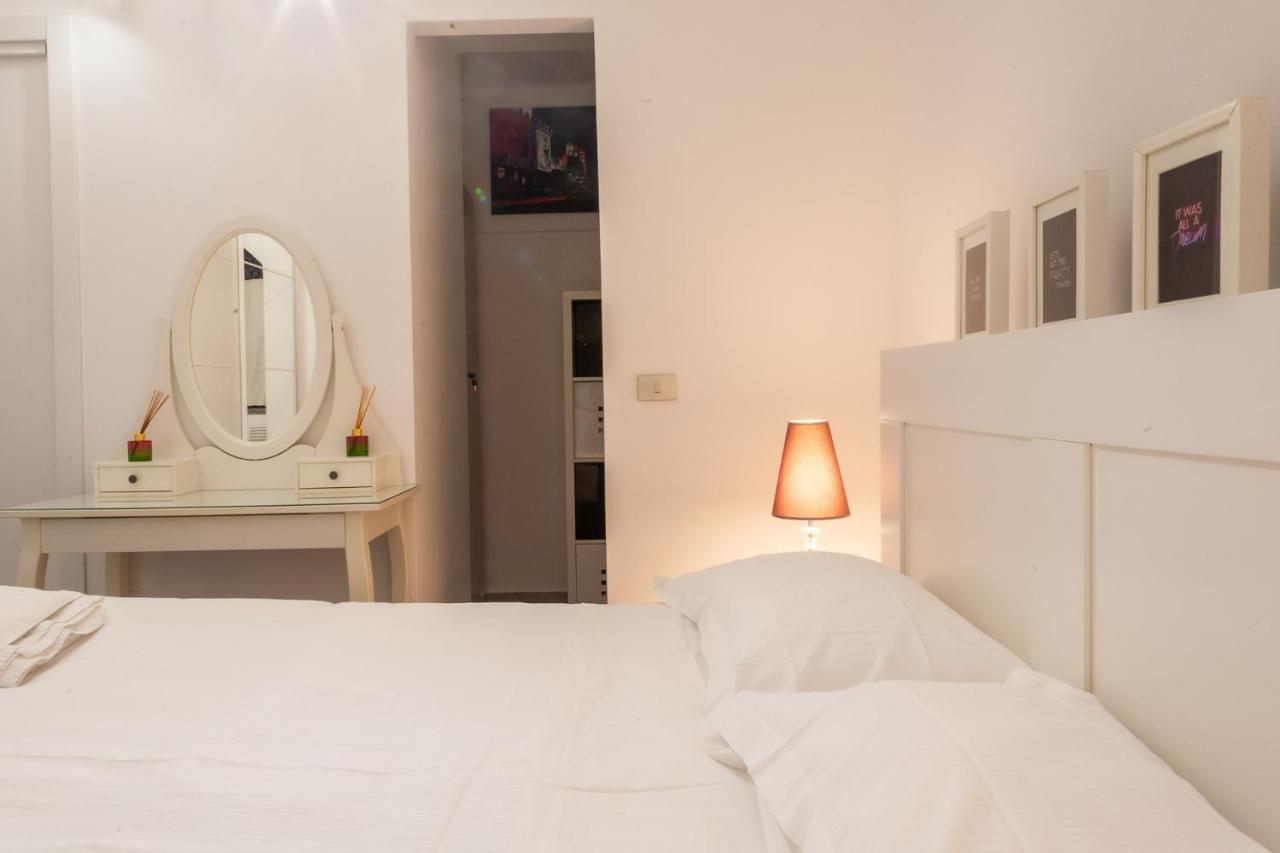 Bnbutler - Vigevano, 13 - A Due Passi Dalla Darsena Apartment Milan Bagian luar foto